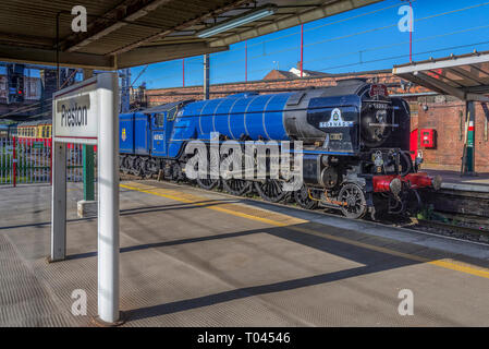 Il vapore A4 locomotiva pacifico Tornado arriva alla stazione di Preston. Foto Stock