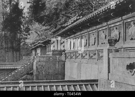 Vecchia foto di Tempio di Zojoji, Minato-Ku, Tokyo, Giappone. Bunshoin-den. Mausoleo. Okunoin medio gate. Foto Stock