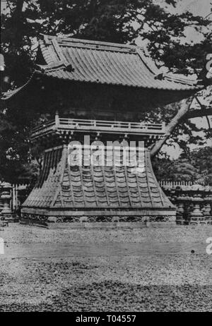 Vecchia foto di Tempio di Zojoji, Minato-Ku, Tokyo, Giappone.Bunshoin-den. Mausoleo.torre campanaria. Foto Stock