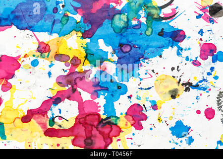 Luminoso multicolore sfondo astratto. blot di diversi colori su uno sfondo bianco. spazio per il testo Foto Stock