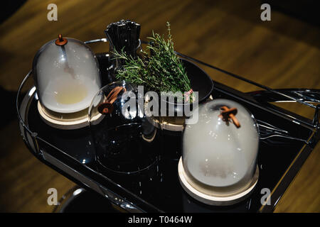 Cibo esotico viene degustated a un lusso cena aziendale evento Foto Stock