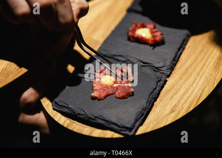 Cibo esotico viene degustated a un lusso cena aziendale evento Foto Stock