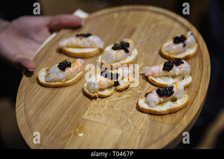 Cibo esotico viene degustated a un lusso cena aziendale evento Foto Stock