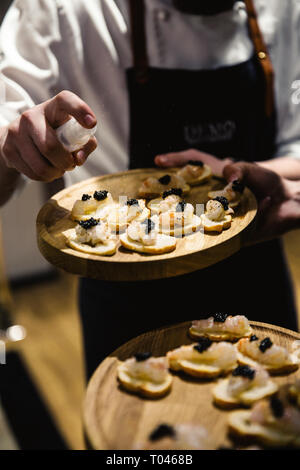 Cibo esotico viene degustated a un lusso cena aziendale evento Foto Stock