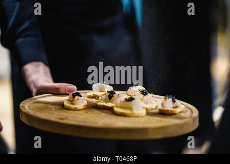 Cibo esotico viene degustated a un lusso cena aziendale evento Foto Stock