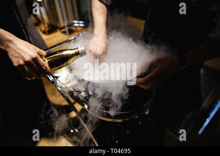 Cibo esotico viene degustated a un lusso cena aziendale evento - sorbetto al freddo Foto Stock