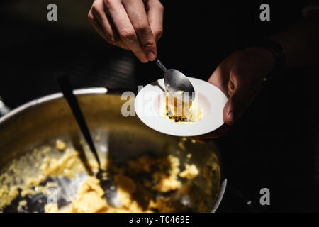 Cibo esotico viene degustated a un lusso cena aziendale evento - sorbetto al freddo Foto Stock