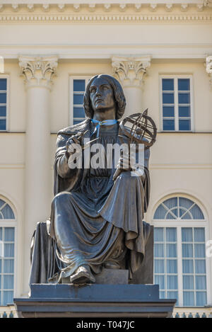 Varsavia, Polonia - 24 Luglio 2017: Nicolaus Copernicus tenendo una sfera armillare monumento scolpito da Bertel Thorvaldsen di fronte Palazzo Staszic (Pa Foto Stock