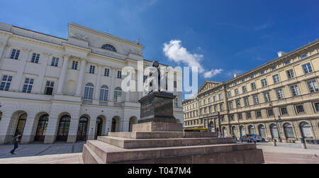 Varsavia, Polonia - 24 Luglio 2017: Nicolaus Copernicus monumento scolpito da Bertel Thorvaldsen di fronte Palazzo Staszic (Palac Staszica) Casa di Polis Foto Stock