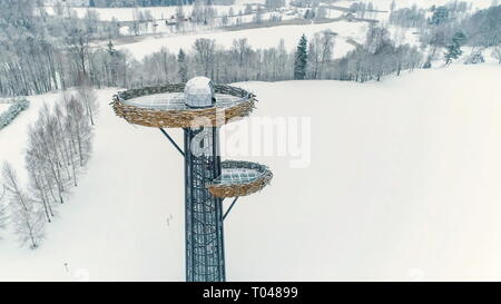 La torre di nidificazione degli uccelli in attrazione Rouge montagna con un uovo grande come la struttura sulla parte superiore Foto Stock