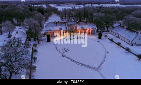 Riprese aeree del snowy Sagadi Manor in Estonia dove bianco neve spessa di riempimento sono i motivi per una stagione invernale Foto Stock