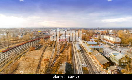 Vista aerea della famosa e antica stazione ferroviaria a Tartu con gli edifici sul lato della stazione ferroviaria Foto Stock