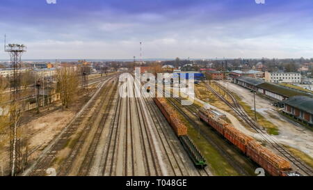 La vecchia stazione ferroviaria dalla vista aerea a Tartu in Estonia con alcuni dei treni sono in standby e le ferrovie sono arrugginite Foto Stock