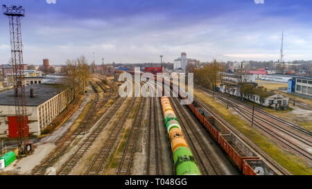 Vista aerea dei vagoni del treno delle ferrovie della vecchia stazione ferroviaria a Tartu in Estonia Foto Stock