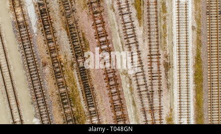 La vista aerea del vecchio arrugginito binari dalla vecchia stazione ferroviaria a Tartu in Estonia Foto Stock