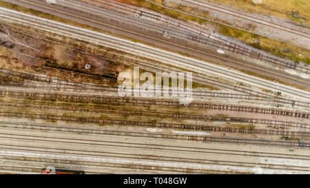 Vista aerea della vecchia linea ferroviaria dalla stazione ferroviaria della città di Tartu in Estonia Foto Stock