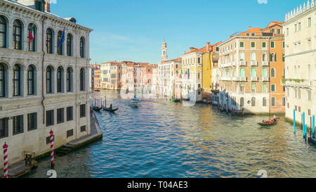 Il paesaggio urbano in vista della venezia canal con gli alti edifici che circondano l'acqua e delle gondole crociera in Italia Foto Stock
