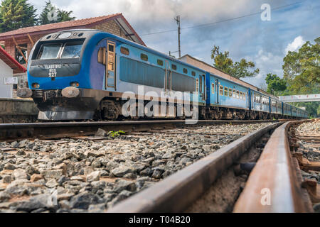 Uno dei più famosi viaggi in treno del mondo, il treno da Kandy a Ella tira nella stazione a Ella nel distretto di Badulla della provincia di Uva, S Foto Stock