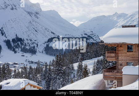 Inverno di lusso chalet di legno Austria ski resort Foto Stock