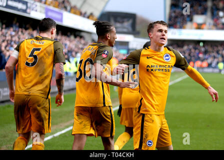 Brighton & Hove Albion's Solly Marzo (a destra) celebra il punteggio al suo fianco il secondo obiettivo del gioco durante la FA Cup quarti di finale corrisponde al Den, Londra. Foto Stock