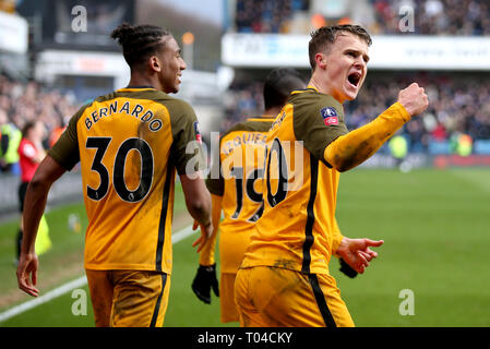 Brighton & Hove Albion's Solly Marzo (a destra) celebra il punteggio al suo fianco il secondo obiettivo del gioco durante la FA Cup quarti di finale corrisponde al Den, Londra. Foto Stock