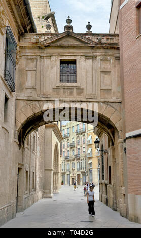 Barchilla Street Arch tra la cattedrale e il Palazzo Arcivescovile di Valencia Spagna Foto Stock