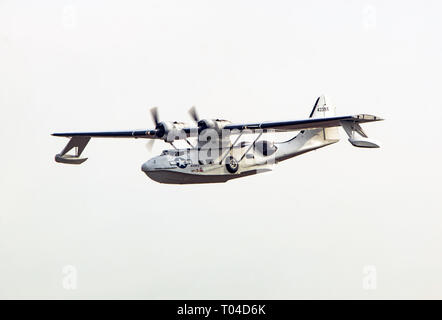 Un consolidato costruttiva PBY-5un atterraggio a Duxford airfield Foto Stock