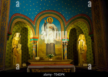 La pittura di St Jean-Francois Regis e statue di Eugenie Jaubert e Agnes de Langeac nella cattedrale di Notre Dame du Puy a Le Puy en Velay in Francia Foto Stock