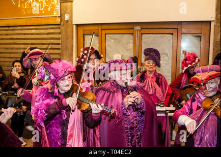 Venezia, Italia - Febbraio 22 2019: le maschere del carnevale di Venezia 2019 Foto Stock