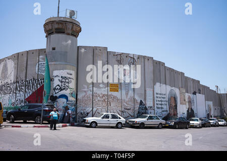 Graffiti attivista adorna la separazione israeliano muro in Cisgiordania città di Betlemme Foto Stock