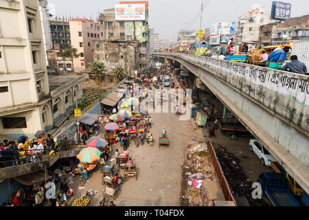 Il traffico intenso di riempimento di una strada nel centro di Dhaka. Risciò ciclo, autobus, le persone e le automobili competere per lo spazio sulla strada affollata. Foto Stock