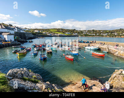 Barche su ormeggi a marea alta su un giorno di estate in Coverack Cornwall Regno Unito Europa Foto Stock
