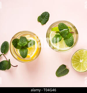 Limonata o cocktail mojito con menta su sfondo rosa. Foto Stock