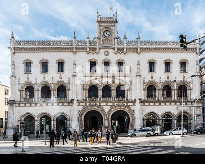 Lisbona, Portogallo - 12 28 2018: i turisti a piedi nella parte anteriore della facciata del Rossio stazione ferroviaria in vacanze invernali Foto Stock