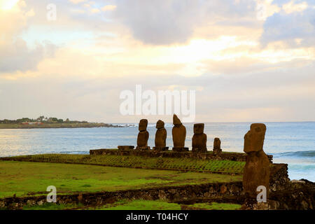 Ahu Tahai piattaforma cerimoniale in montagna con Moai statue sulla costa del Pacifico, sito archeologico sull'Isola di Pasqua, Cile Foto Stock