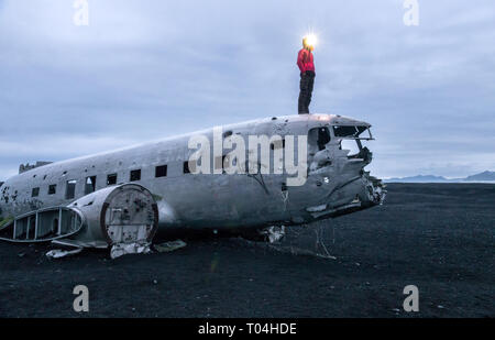 Relitto di crash aereo Dakota Marina degli Stati Uniti Super Douglas DC-3 sulla costa di Islanda spiaggia di sabbia nera. Solheimasandur, Islanda Foto Stock