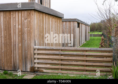 Case moderne con rivestimento in legno. Cielo Molto nuvoloso Foto Stock