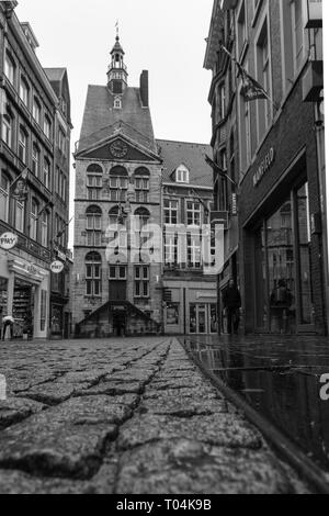 Maastricht, Paesi Bassi 03/16/2019 commerciale Grote Street Staat (traduzione inglese: big street) con al termine il trattato di Maastricht Marketi Foto Stock