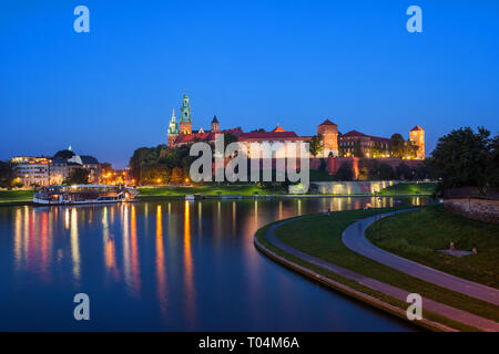 Il Castello Reale di Wawel al fiume Vistola in serata, città di Cracovia in Polonia. Foto Stock