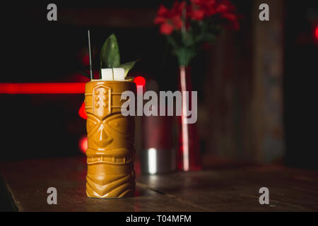 Il totem pole cocktail sul bar Foto Stock