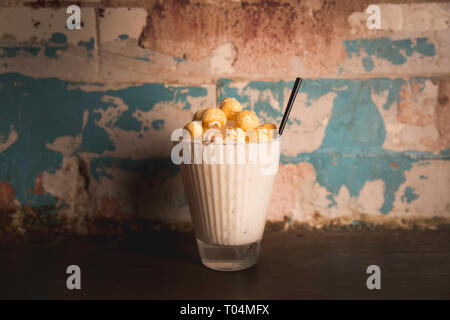 Popcorn cremoso cocktail sul bar Foto Stock