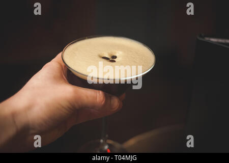 Mano azienda espresso martini Foto Stock