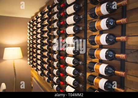 Bottiglie di vino rosso sulla parete display nel ristorante Foto Stock