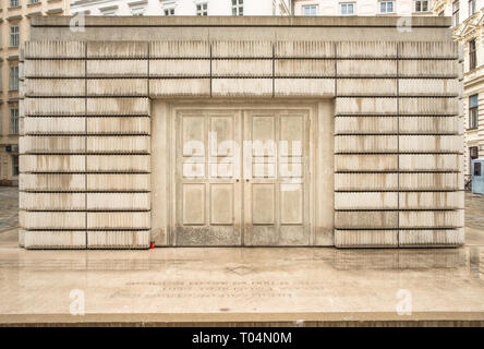 Judenplatz Memoriale dell Olocausto, noto anche come la libreria anonimi, in piazza Judenplatz di Vienna in Austria. Foto Stock