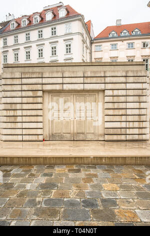 Judenplatz Memoriale dell Olocausto, noto anche come la libreria anonimi, in piazza Judenplatz di Vienna in Austria. Foto Stock
