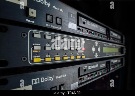 2 Dolby unità SR e tra a sandwich il Drawmer M500 Processore di dinamica. In una vista prospettica, chiave di basso. Copia dello spazio. Foto Stock