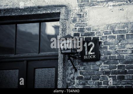 AUSCHWITZ POLONIA 12 marzo 2019 scheda Nome e lanterna con numero 12 al blocco di passo da campo di concentramento. Foto Stock