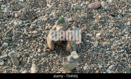 Aufeinander geschichtete, gestapelte Kieselsteine, Steine als meditazione Foto Stock