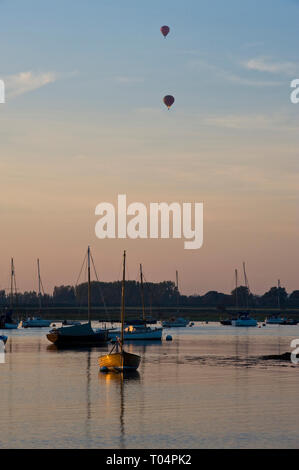 I palloni ad aria calda su Bosham, porto di Chichester Foto Stock
