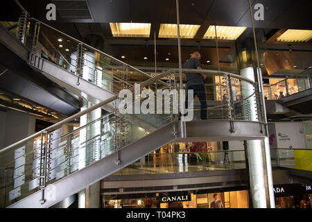 Mosca, Russsia - Sep 22. 2018. Stagione di moda - shopping center su Okhotny Ryad Street. Scale Foto Stock